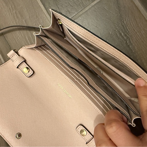 Michael Kors Pink Crossbody Bag with Gold Chain - Picture 3 of 4